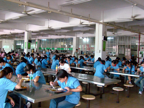 可承接职工饭堂承包，食堂托管，服务周到，蔬菜配送，价格优惠，咨询热线：135 5971 5658，中味膳食欢迎您的咨询